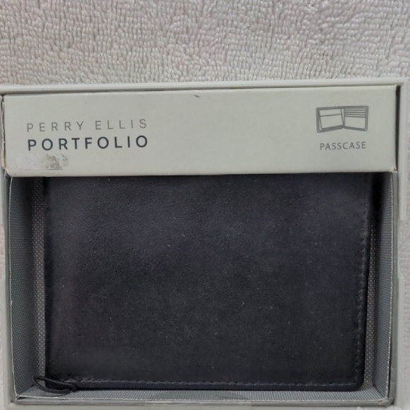 Perry Ellis Black Leather Passcase - Picture 1 of 3